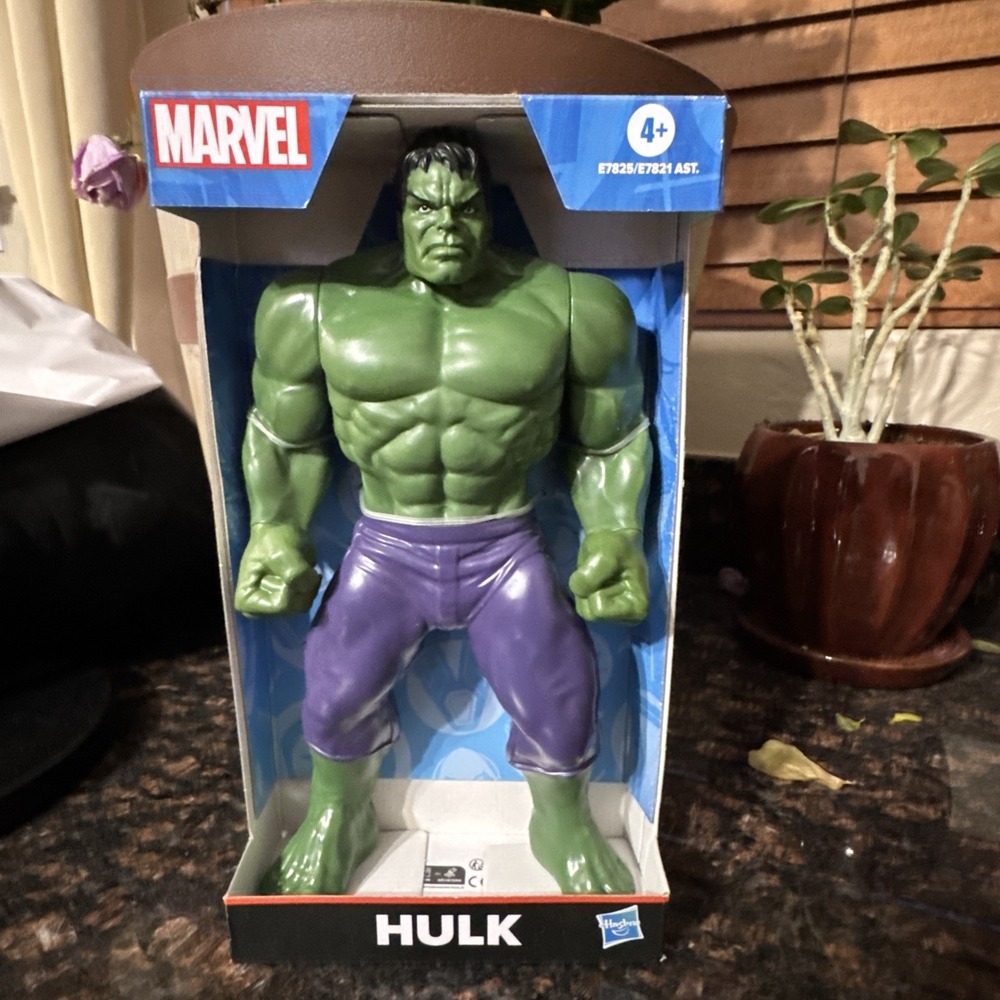 Marvel Hulk Toy 9.5-inch Scale Collectible Action Figure Hasbro E7825